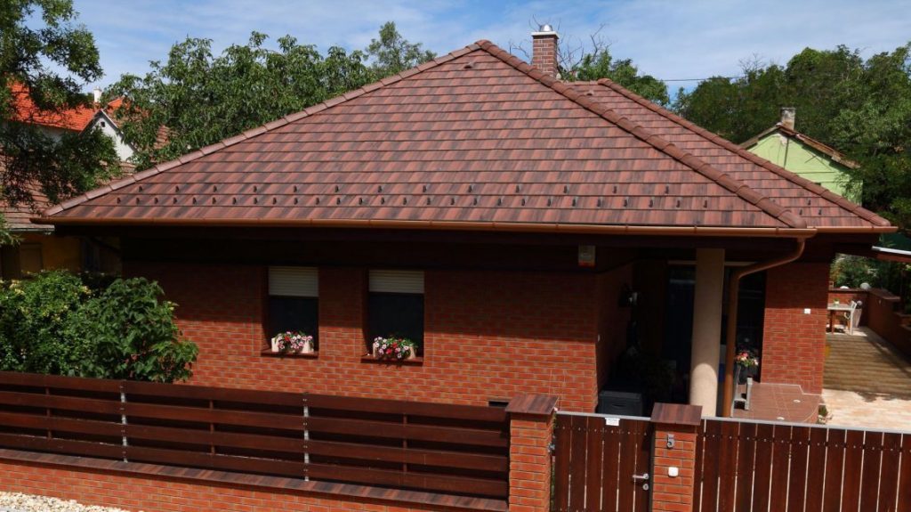 Strecha s betónovou strešnou krytinou Terran Zenit Colorsystem - Antická červená
